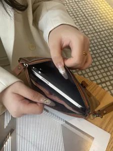 Κομψή γυναικεία τσάντα φάκελος από καμβά και δέρμα με θήκη κινητού και τσέπες.