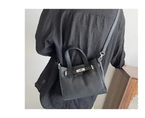 Sac cabas Kelly en cuir noir, sac porté épaule et bandoulière classique pour femme.