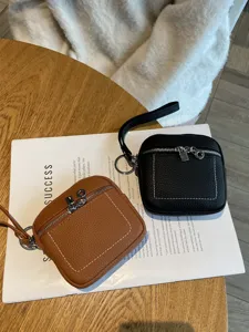 Kompakte Minigeldbörse aus echtem Leder mit Reißverschluss und Handschlaufe für Damen klein.