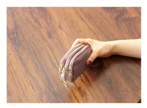 Mini Leder Münzgeldbörse mit drei Reißverschlüssen, kompakte Schlüsseltasche für den Alltag.