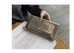 Echt lederen lange portemonnee voor vrouwen, stijlvolle zilveren clutch tas met handig ritsvak.
