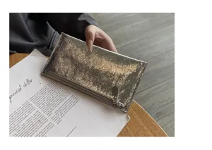 Gedetailleerd close-up uitzicht op zilveren metallic lange lederen portemonnee met ritvakje