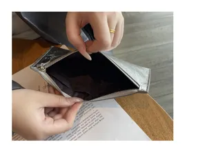 Gedetailleerd close-upoverzicht van de zilveren lederen portemonnee met kaartsleuven.