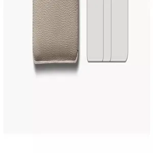 Détail de portefeuille en cuir texturé gris, accessoire premium design minimaliste.