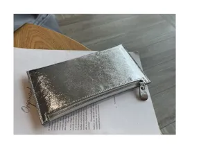 Gedetailleerde close-up van de metalen zilveren leertextuur en de fijne ritssluiting.