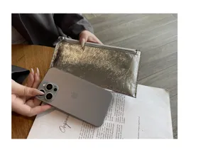 Detailopname van de elegante zilveren lange lederen portemonnee met fijne textuur.