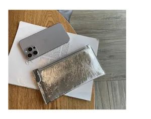 Zilveren metallic lederen lange portemonnee clutch voor vrouwen stijlvolle telefoon tas.