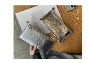 Zilveren lederen lange portemonnee voor dames, stijlvolle metallic telefoon tas met ritssluiting.