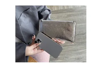Zilveren lederen lange portemonnee, stijlvol telefoontasje met ritssluiting en glans.