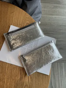 Zilveren lange portefeuille van echt leer voor dames, minimalistische portemonnee met rits.