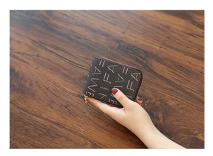 Vista detallada de la cartera compacta para tarjetero de mujer con cremallera y monograma.
