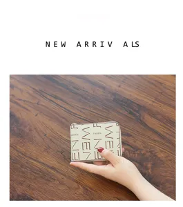 Tarjetero de cuero minimalista con bolsillo con cremallera, diseño compacto para uso diario.