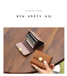 Tarjetero de cuero minimalista con ranuras de acordeón, mini cartera compacta elegante.