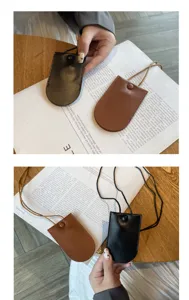 Custodia per chiavi da collo in vera pelle minimalista, dettaglio di mini borsa chic.