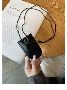 Mini pocchia portachiavi minimalista in pelle nera con laccetto da collo elegante.