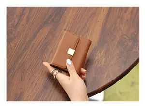 Tarjetero compacto de cuero marrón minimalista para mujer, elegante mini cartera de uso diario.