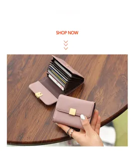 Tarjetero compacto de cuero genuino para mujer con múltiples ranuras y cierre elegante.