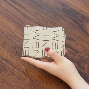 Monedero tarjetero compacto para mujer con elegante estampado y múltiples ranuras.