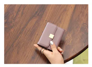 Mini tarjetero compacto de cuero genuino para mujer con lindo detalle de hebilla metálica.