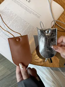 Elegante borsa per chiavi da appendere al collo in vera pelle, mini portachiavi portatile chic.