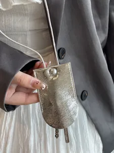Astuccio per chiavi in pelle metallizzata argento con laccetto da collo mini portachiavi chic