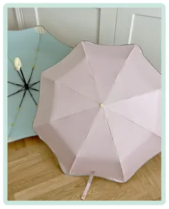 Joli parapluie pliant avec protection UV, parasol compact double usage pour soleil et pluie.