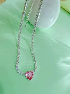 Collier ras de cou tennis en argent avec pendentif cristal cœur rose et brillant.