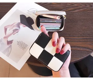 Porte-carte compact en cuir PU avec plusieurs fentes, design fin et élégant style minimaliste.