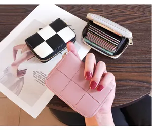Porte-cartes compact en cuir PU avec plusieurs fentes et fermeture éclair sécurisée.