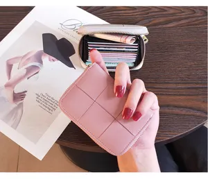 Porte-cartes zippé matelassé compact doté de fentes multiples et d'une fermeture sécurisée.