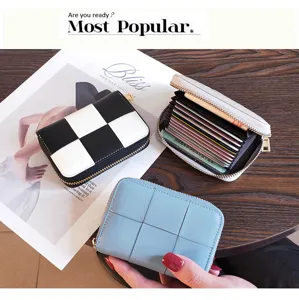 Porte-cartes compact en cuir PU avec plusieurs fentes et fermeture éclair pour femmes.