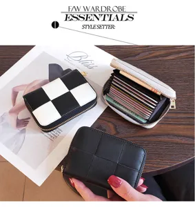 Porte-cartes minimaliste compact avec plusieurs fentes et fermeture éclair chic et pratique.