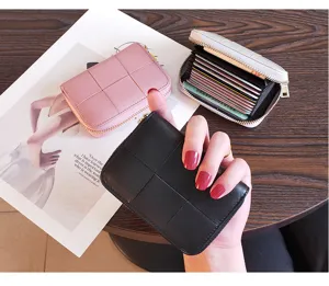Mini portefeuille matelassé pour femme, porte-cartes compact avec plusieurs fentes et fermeture éclair.