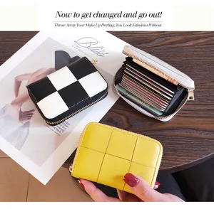 Porte-cartes de crédit tressé minimaliste, mini portefeuille compact zippé avec fentes multiples.