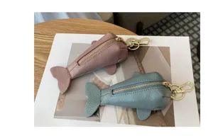 Détail de porte-clés baleine en cuir mignon, accessoire et étui à clés doux pratique.