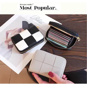 Porte-cartes compact pour femme avec texture tressée élégante et fermeture à glissière.