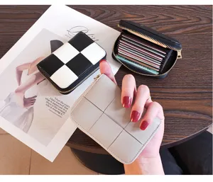 Portefeuille porte-cartes compact avec multiples fentes, design minimaliste chic pour les femmes.