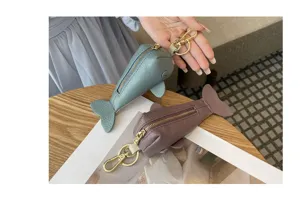 Détail de pochette à clés en cuir véritable en forme de baleine, porte-clés en cuir de vache.