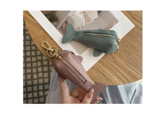 Joli porte-clés et porte-monnaie en cuir véritable en forme de baleine avec fermoir doré chic.