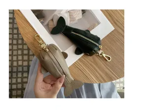 Porte-clés baleine en cuir véritable mignon mini porte-monnaie étui à clés vue détaillée