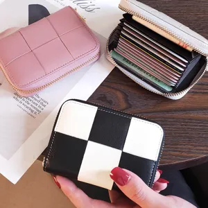Petit porte-cartes en cuir pour femmes, mini étui portefeuille zippé minimaliste et compact.