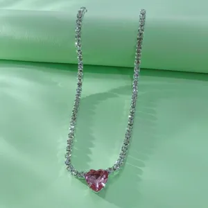 Collier ras du cou tennis strass cœur rose gros plan détail bijou esthétique charmant