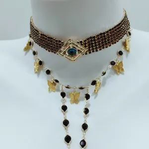 Elegante mehrlagige Strass-Halskette mit goldenen Schmetterlings-Anhängern und blauem Stein.