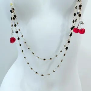 Modische mehrschichtige Körperkette mit schwarzen Steinen und roten Kirschen für Damen.