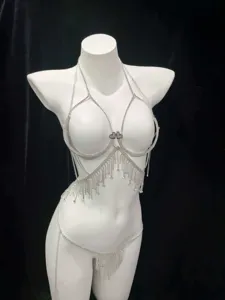 Détail de chaîne de corps en strass argenté, design de pompon en cristal pour fête.