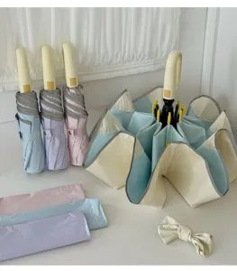 Parapluie solaire pliant bicolore compact, design à ouverture automatique avec housse et nœud.