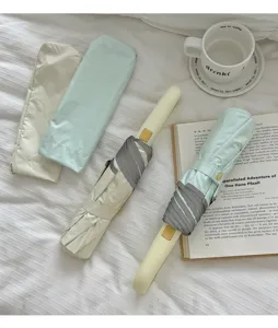 Élégant parapluie pliante bicolore avec ouverture automatique et protection anti-UV.