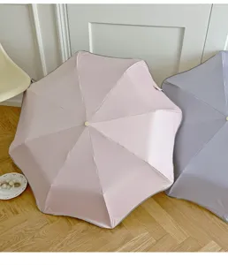 Vue détaillée du parasol pliant avec protection UV et ses élégants bords arrondis de qualité.