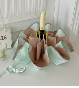 Vue détaillée du parasol pliant créatif aux couleurs contrastées avec un design inversé unique.