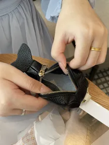 Porte-cles miniet portefeuille en cuir veritable en forme de poisson noir mignonne